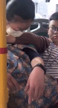 公交车上男孩的这个举动，被无数人称赞：这才是真正的男子汉！