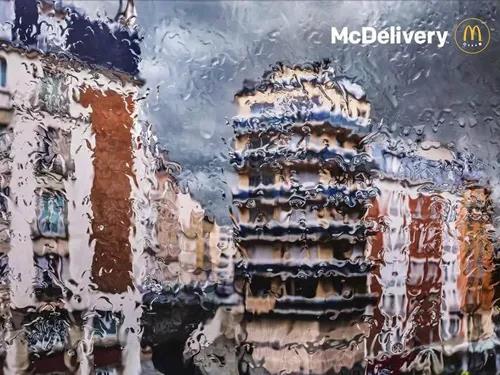 比如麦当劳一组雨天主题的“快送”海报，营造雨天时隐时现、朦胧虚幻的画风。麦当劳就是抛出“雨天不能出门”的难题，暗示了这时候点麦当劳外送，就可以解决吃饭的问题。