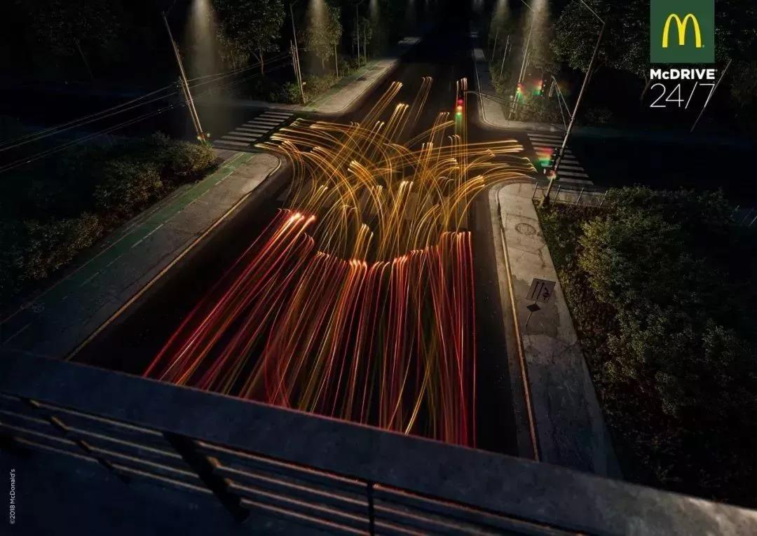道路和薯条两者被拼接在一起，表达了麦当劳汽车餐厅(McDrive)为开车司机，提供贴心服务的含义。 