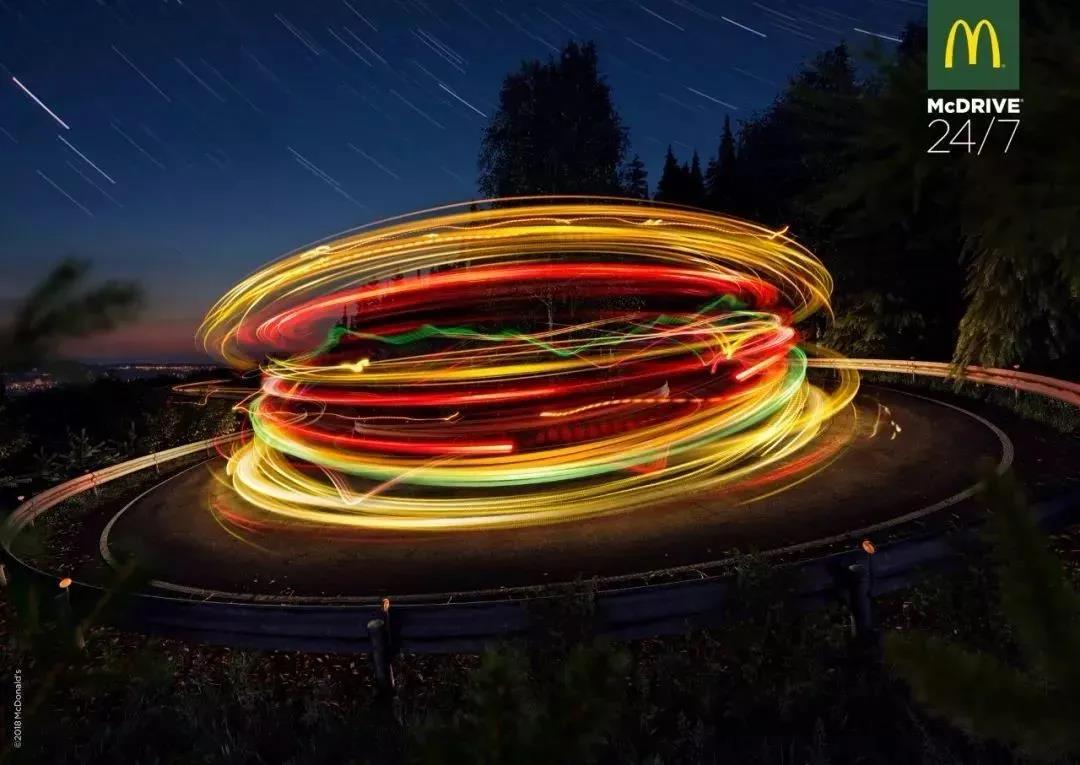 道路和薯条两者被拼接在一起，表达了麦当劳汽车餐厅(McDrive)为开车司机，提供贴心服务的含义。 