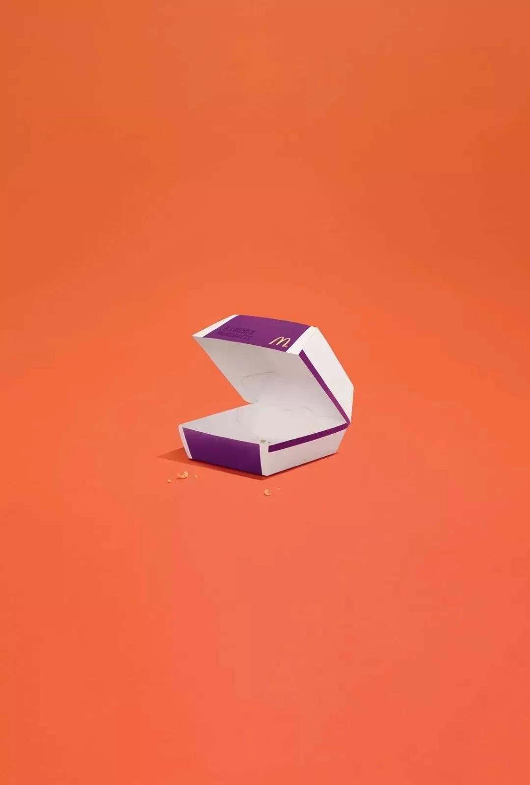 麦当劳将空包装盒作为主体，给予海报大面积留白，自然传达了大家享用麦乐鸡、薯条之后的场景。在强化空间感的同时，其实是告诉我们麦当劳美食好吃到，一点渣都不剩。