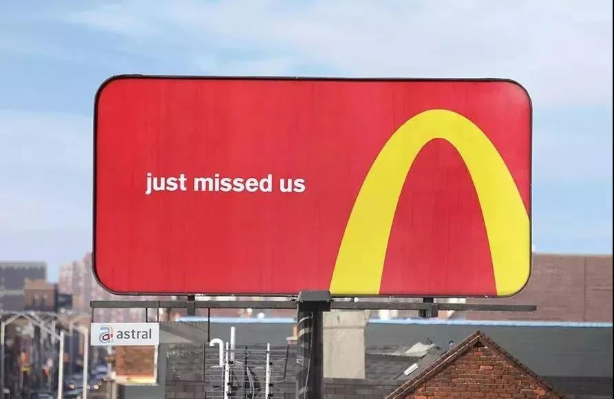 这个户外广告将金色拱门标志性的logo，做成了麦当劳的指示牌，指引路人去哪找最近的麦当劳。