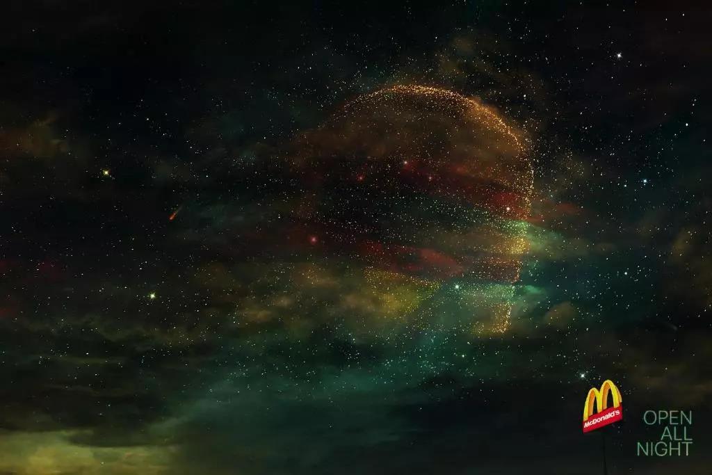 麦当劳（沙特）近期推出一系列星空主题通宵营业海报，正是以“24小时营业”作为功能沟通点，将汉堡、薯条、冰激凌巧妙演变成夜空元素的一部分。不仅看得馋哭了，更是美哭了。  