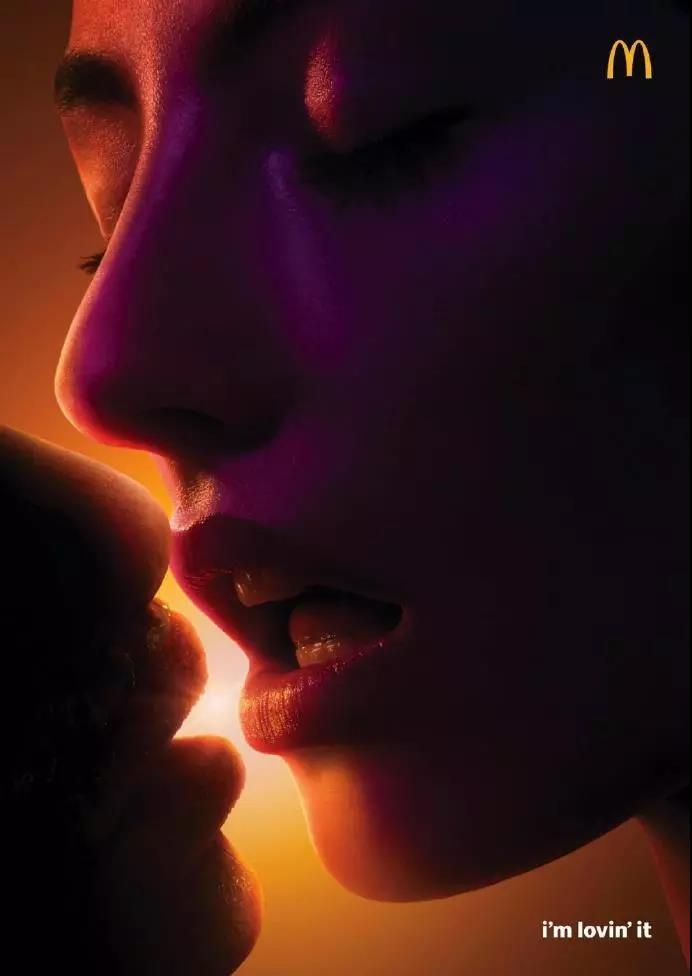麦当劳的这个汉堡海报，表面上看是亲吻的画面，但仔细一看，角落的类似