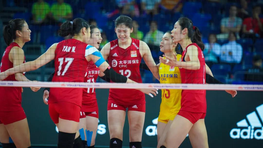 女排姑娘们如繁花般，在这个以“难”为主题的年份中，为我们讲述了一个坚韧的、激昂的故事