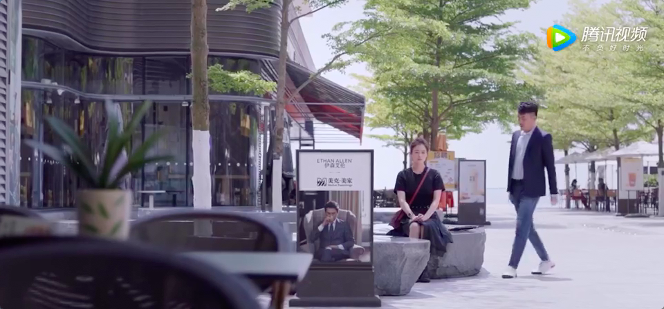沙发抱枕、桌面名牌、机场外巨幅广告… …剧中无处不在的品牌身影，让不少观众感叹，美克美家可能是在“逐帧”寻找植入场景。其实，这是采用了腾讯视频“天衣无缝”创意广告