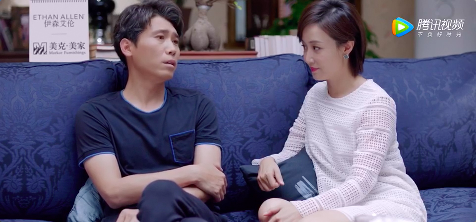沙发抱枕、桌面名牌、机场外巨幅广告… …剧中无处不在的品牌身影，让不少观众感叹，美克美家可能是在“逐帧”寻找植入场景。其实，这是采用了腾讯视频“天衣无缝”创意广告