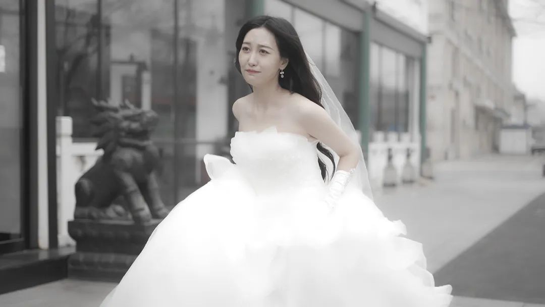 开篇通过女孩穿着婚纱奔跑的场景制造吸睛力，充分利用了黄金3秒法则