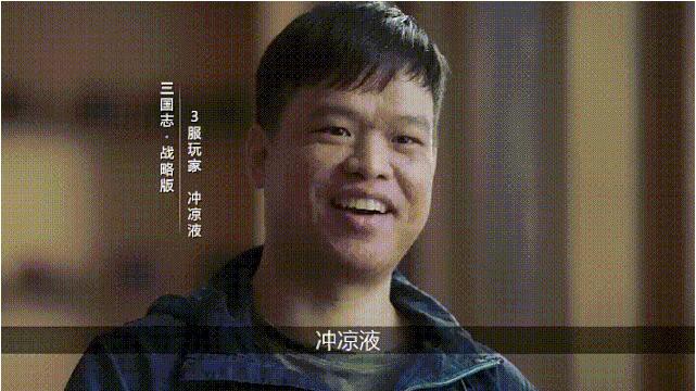 《三国志·战略版》在知乎视频广告素材特点是采用采访类、搞笑真人情景剧引入，进一步植入游戏卖点。