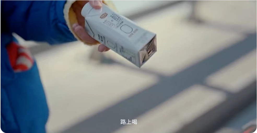 与事务所总监的牛奶碰杯、偶遇女生时顺手递出的一瓶简醇酸奶、为抛锚司机一家提供帮助后得到的一箱酸奶，《纳福进宝》巧妙地将品牌元素放进片中的每一段小情节，最大程度削弱了腾讯广告植入的生硬感。与此同时，此举又未削弱品牌IP本身的存在感，让观众能够很及时地领会内涵。