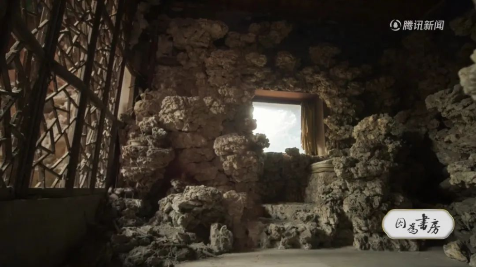 香雪多媒体空间的营造，是整个展览的难点。空间里，石头是白色的，山是白色的，雪也是白色的。如何才能做到把“山”放进书房里，让窗外的雪落在“山”上，窗边的梅花香气仿佛扑面而来？