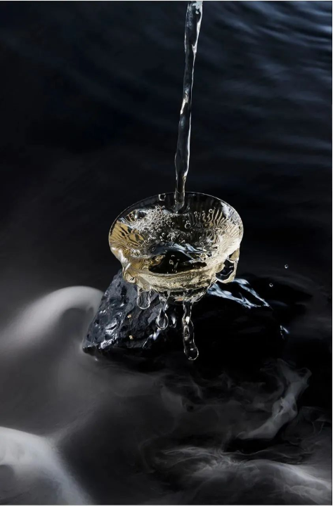 另一方面，一般年轻人会在25岁左右，随着身体代谢能力的降低开始饮茶，恰好Z世代包括90后逐渐步入饮茶期，当他们想要喝茶却不知道喝哪家茶的时候，新品牌便可以提供针对性的解决方案，做他们的“初次体验”品牌，伴随他们未来的饮茶生涯。