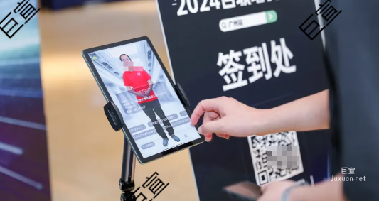 360百城增长大会广州站，参会者与老周数字人互动